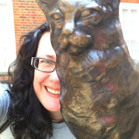 Kelly in London with bronze statue of Hobbs, Samuel Johnson's beloved cat.